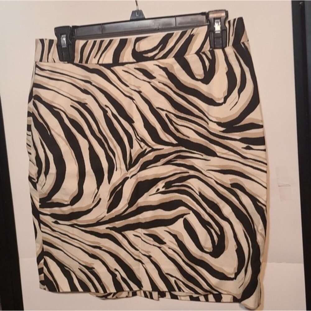 Ann Taylor Loft Zebra print mini skirt Size 4 petite.